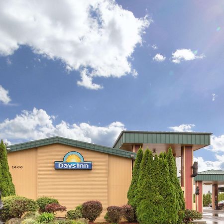 Days Inn By Wyndham Black Bear Сейлем Экстерьер фото