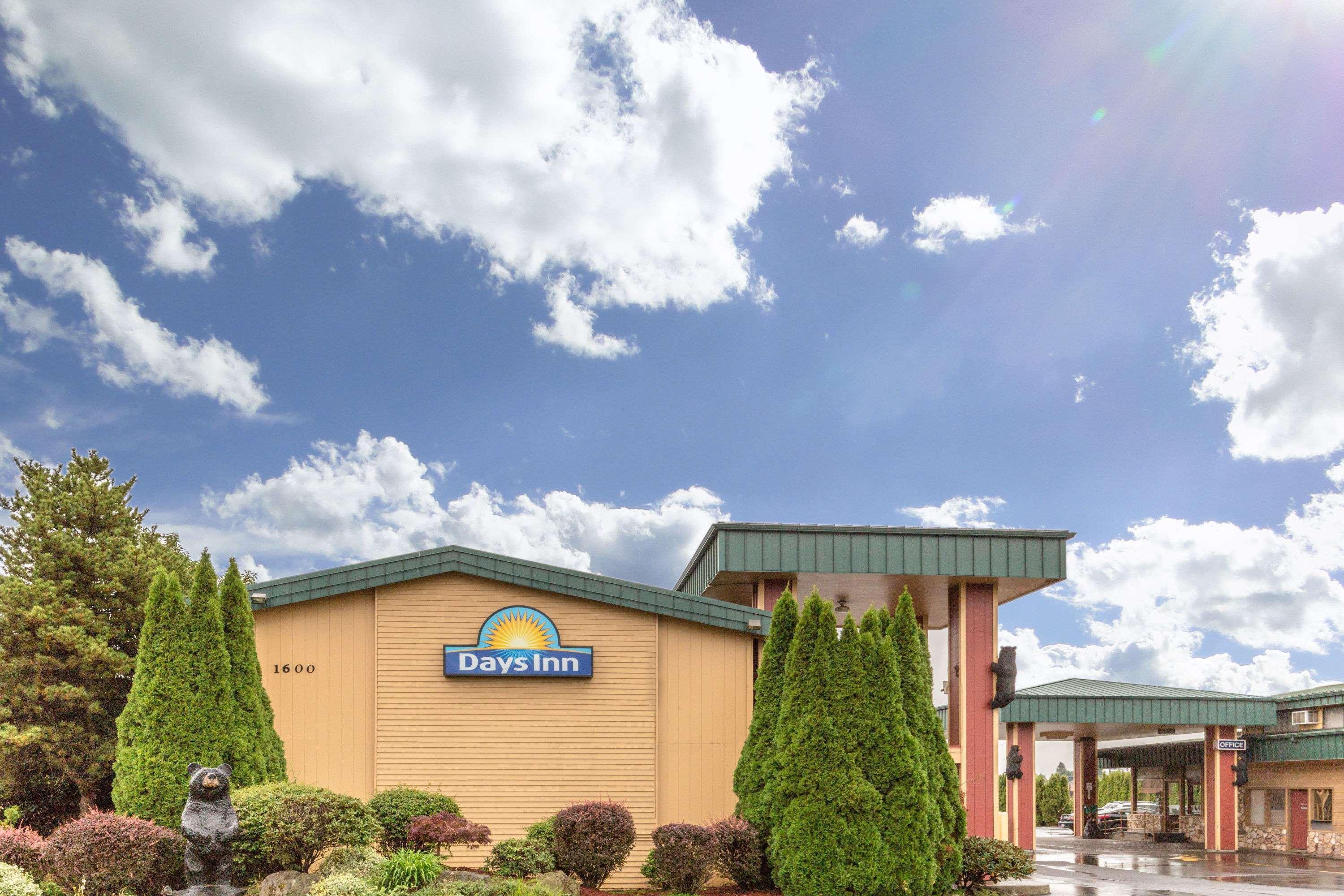 Days Inn By Wyndham Black Bear Сейлем Экстерьер фото