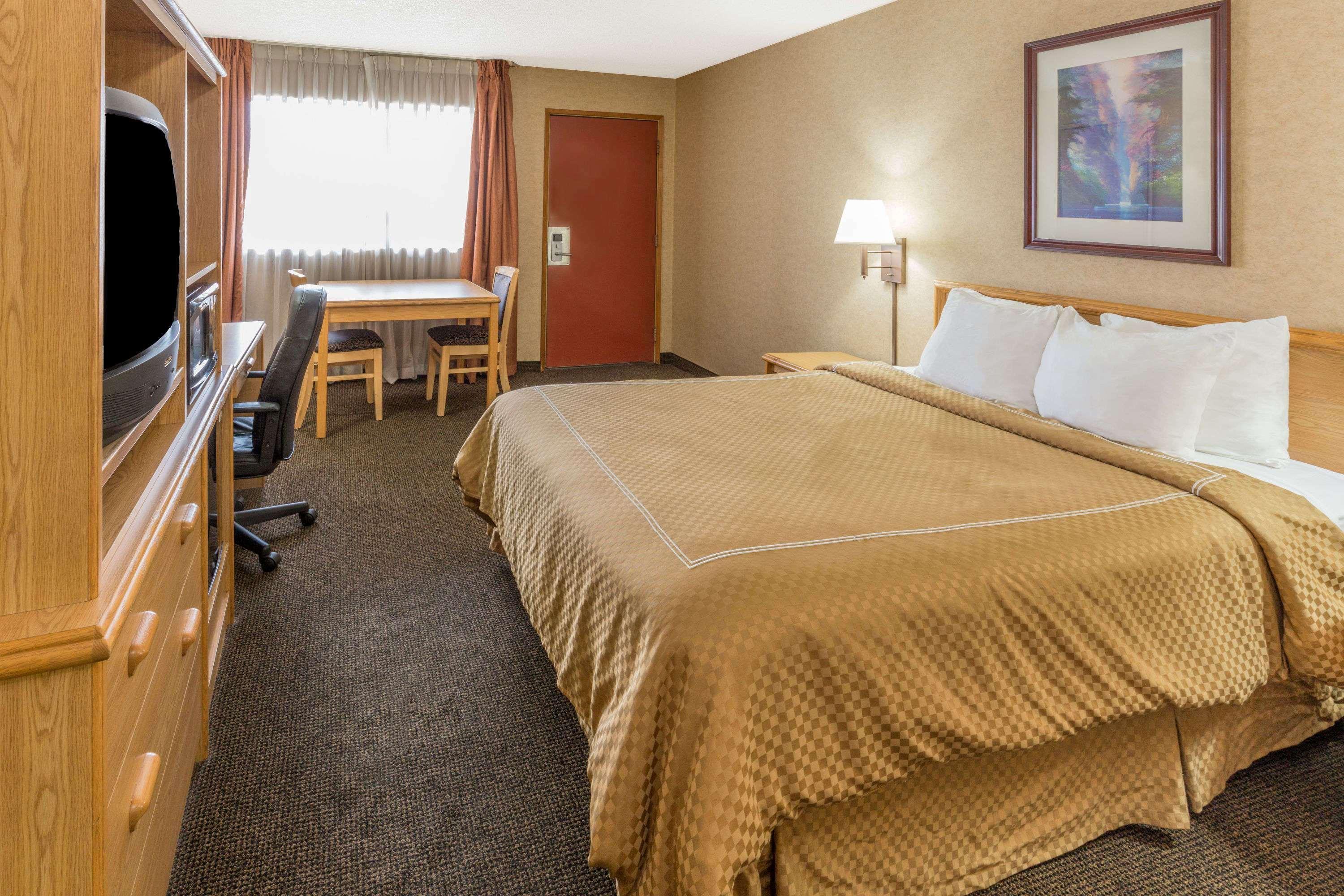 Days Inn By Wyndham Black Bear Сейлем Экстерьер фото