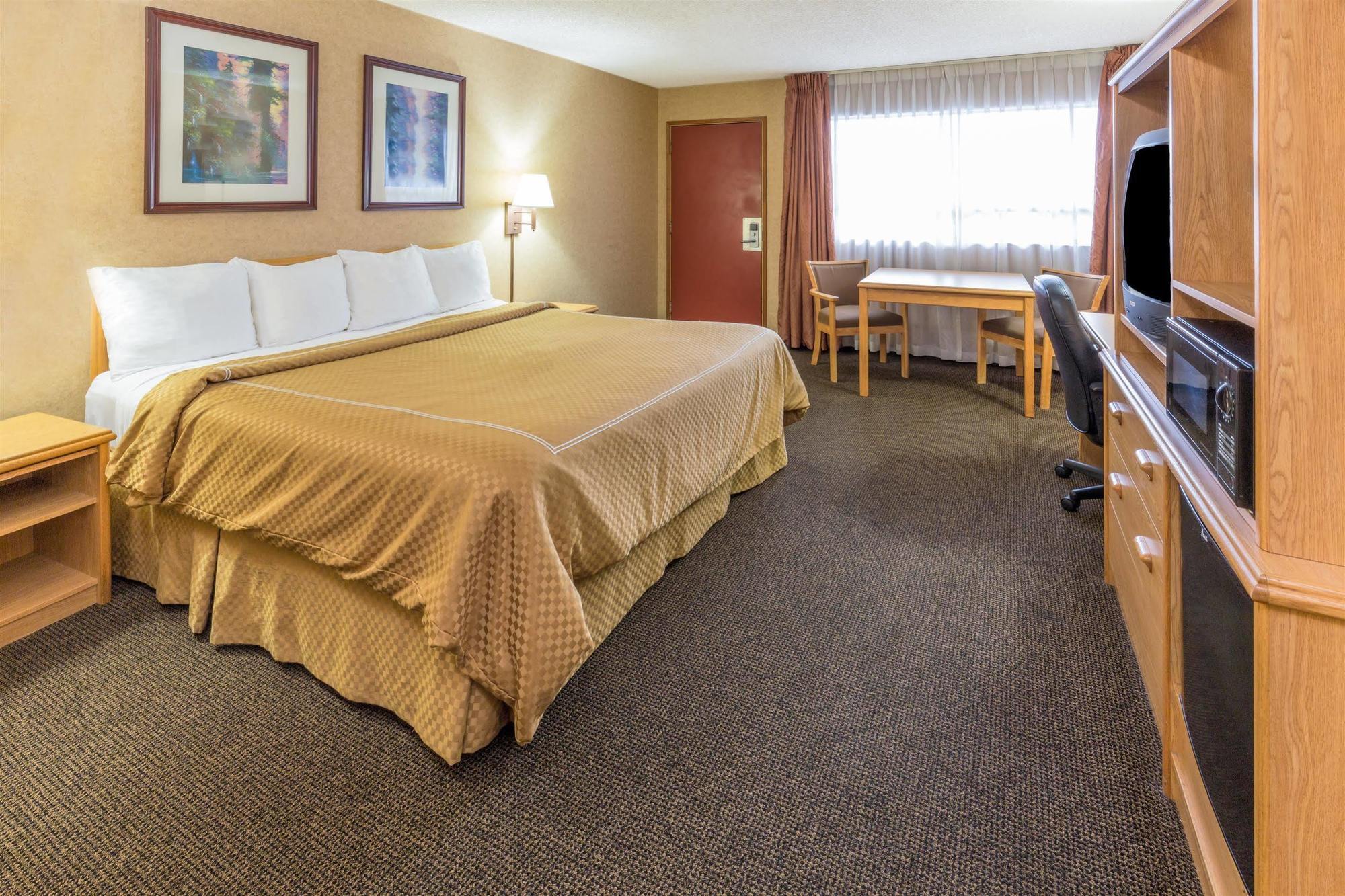 Days Inn By Wyndham Black Bear Сейлем Экстерьер фото